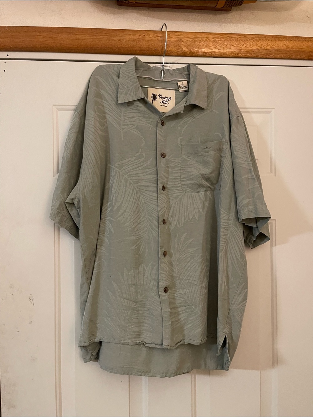 Vintage Silk Mens L Gray Silk Short Sleeve Hawaiian Floral Button Up